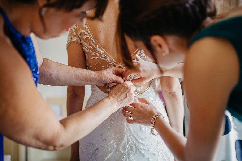 poniendo vestido de boda Boda Militar Sofía y Fran